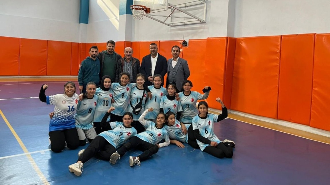 KIZLAR VOLEYBOL TAKIMIMIZIN 4. ZAFERİ