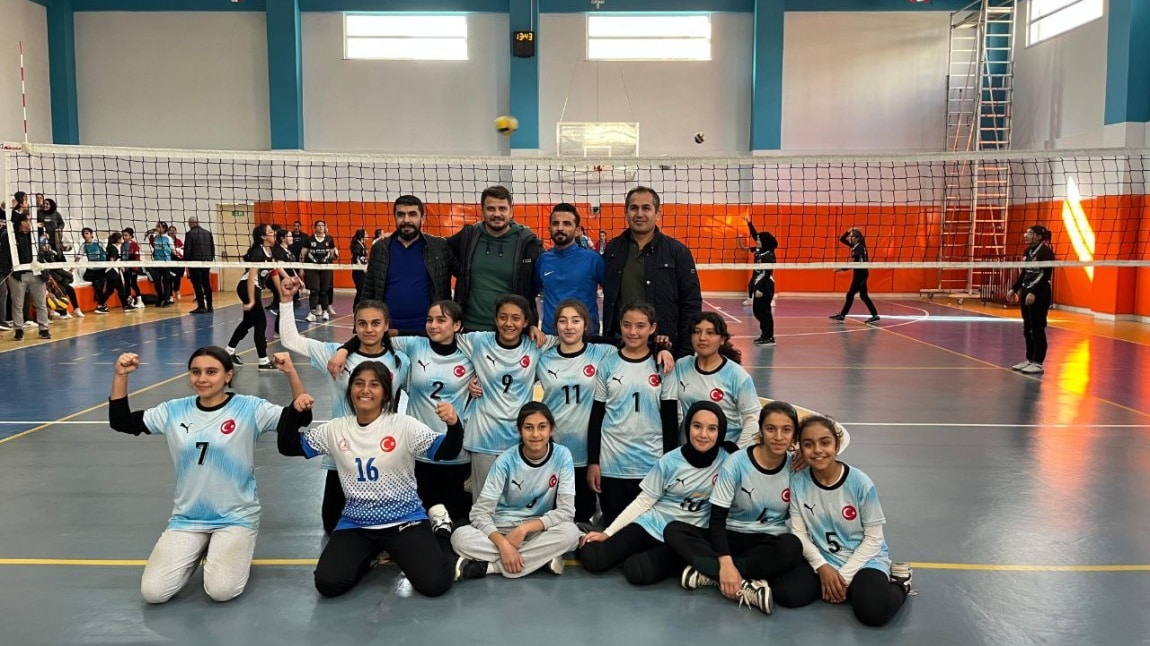 KIZLAR VOLEYBOL TAKIMIMIZIN 5. ZAFERİ