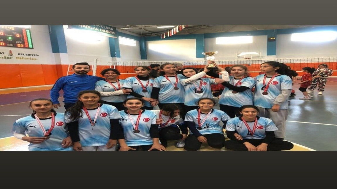 KIZLAR VOLEYBOL TAKIMIMIZ İL 3.SÜ OLDU.